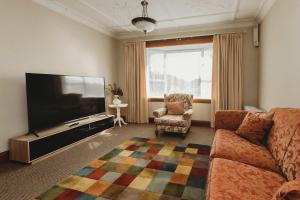 Μια τηλεόραση ή/και κέντρο ψυχαγωγίας στο Central One Fifty Five - character home near CBD