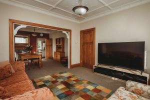 Μια τηλεόραση ή/και κέντρο ψυχαγωγίας στο Central One Fifty Five - character home near CBD