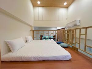 金湖鎮にある王老爺花園民宿の部屋にある大きな白いベッドのある寝室