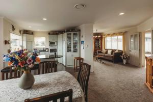 Köök või kööginurk majutusasutuses Stay At Saddle Row - 3BR home with outdoor patio