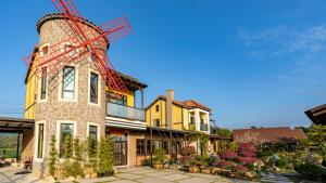 金湖鎮にある王老爺花園民宿の風車のある家