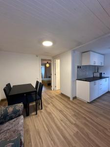 にあるCasa con parra de uva y pazのテーブルとキッチン付きの空きリビングルーム