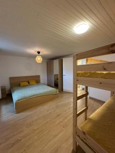 にあるCasa con parra de uva y pazの二段ベッドが2つある寝室