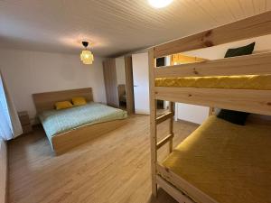 にあるCasa con parra de uva y pazの二段ベッドが2つある寝室