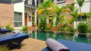 a courtyard with a swimming pool in a house at La Fontaine de Tara in Siem Reap