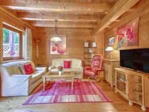 Μια τηλεόραση ή/και κέντρο ψυχαγωγίας στο Scenic Stay in Feriendorf Wildschönau Chalet, cleaning included