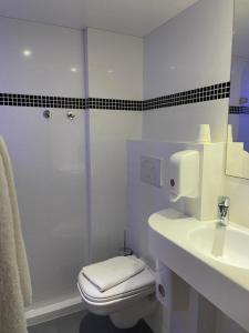 Koupelna v ubytování Brit Hotel Marvejols