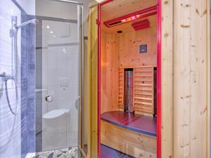 Ένα μπάνιο στο Vicky Apartment Wildschönau with balcony, cleaning included +33 φωτογραφίες