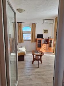 ein Schlafzimmer mit einem Bett und einem Tisch in einem Zimmer in der Unterkunft Comfortable Studio in Vir, Sea and Mountain View, 35m² in Vir