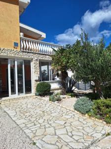 einen Steinweg vor einem Haus in der Unterkunft Comfortable Studio in Vir, Sea and Mountain View, 35m² in Vir + 19 Fotos