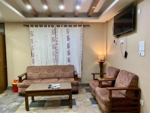 una sala de estar con un sofá y una mesa en Hotel Vacation Home Kathmandu - Thamel, en Katmandú