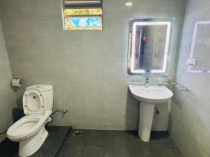 Ένα μπάνιο στο Hideout Deniyaya