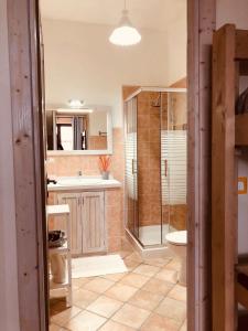 B&B La Lumachella في Porano: حمام مع دش ومغسلة ومرحاض