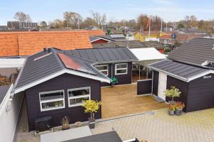 een luchtfoto van een zwart huis met een terras bij Lovely Holiday Home Near Hasmark Beach in Otterup