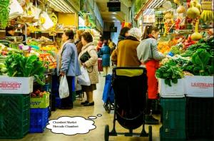 マドリードにあるMadrid Downtown Chamberiの食料品市場に立つ一族