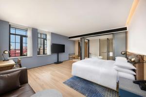 Giường trong phòng chung tại Four Points by Sheraton Tianjin Jiefang Bridge