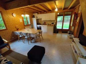 Kuchyň nebo kuchyňský kout v ubytování Gîte Chalet Morvan Bourgogne