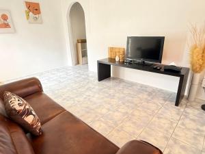 TV a/nebo společenská místnost v ubytování Little Sand Fisherman's Village