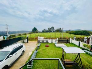 une camionnette blanche garée sur le toit d'une maison dans l'établissement Teyt Castle - Ooty - Nilgiris, à Ooty