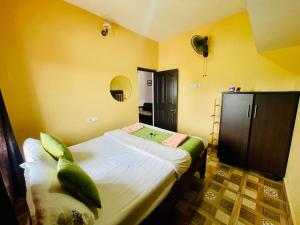 une chambre avec un grand lit dans une pièce dans l'établissement Teyt Castle - Ooty - Nilgiris, à Ooty