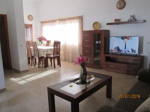a living room with a tv and a table at Vivienda Vacacional la Palmera in Los Cancajos