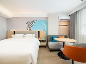 een slaapkamer met een bed, een bank en een tafel bij City Comfort Inn Beihai Hepu Bus Terminal in Hepu +211 foto's