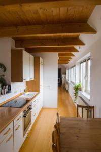 eine Küche mit weißen Schränken und einem Holztisch in der Unterkunft Apartment Haak in Halle Westfalen