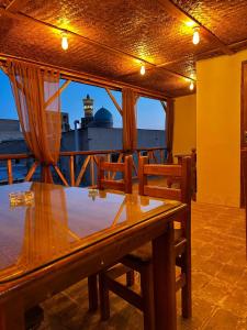 Una mesa con dos sillas y vista al mar. en NABIBEK TERRACE Ponorama view old city with real discoun,t, en Bukhara