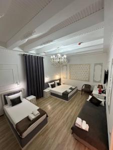 Postel nebo postele na pokoji v ubytování NABIBEK TERRACE Ponorama view old city with real discoun,t