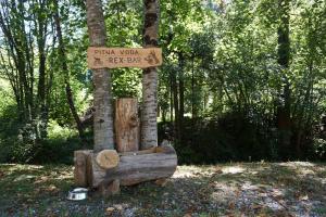 Ein Holzschild, auf dem steht: "Spiel deine und eine neue Bar" in der Unterkunft Guest House Gostišče Gačnk V Logu in Cerkno