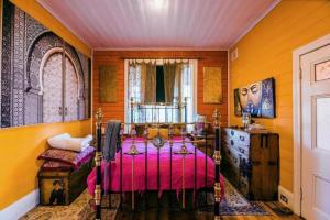 una habitación con una cama y un tocador. en Chinoiserie, en Katoomba