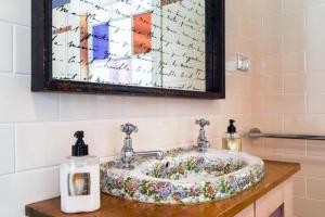 lavabo en el baño con una pintura en la pared en Chinoiserie, en Katoomba 17 fotos más