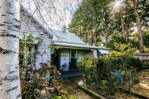una casa blanca en un patio con árboles en Chinoiserie, en Katoomba