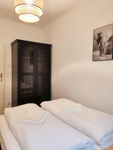 Postel nebo postele na pokoji v ubytování ELEPHANT- metro to the opera 1 min away