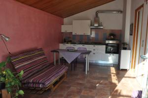 cocina con mesa, mesa y silla en La Vite sul Tetto, en Agugliano