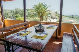 プサコウディアにあるBig Summer House Halkidikiの椰子の木を望む部屋のテーブル