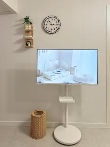 een klok aan de muur en een tafel met een klok aan de muur bij 서울 stay moon 종로 혜화 경복궁 SKKU 명동 DDP 광장시장 인사동 낙산공원 KPDH in Seoul