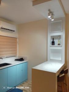 ジェネラル・サントスにあるHouse of Gabrielleのキッチン(青いキャビネット、白いカウンタートップ付)