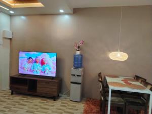 ジェネラル・サントスにあるHouse of Gabrielleのリビングルーム(木製テーブル、薄型テレビ付) +1枚の写真