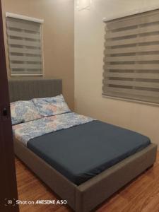 ジェネラル・サントスにあるHouse of Gabrielleの窓際のベッドルームに座るベッド