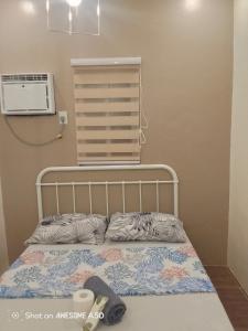 ジェネラル・サントスにあるHouse of Gabrielleのエアコン付きの客室のベッド1台分です。