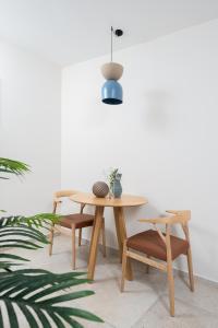 a table and two chairs and a pendant light at ארץ-נגב צימרים בירוחם in Yeroẖam