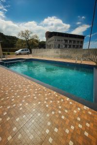 Bazén v ubytování Forest Arch Resort nebo v jeho okolí