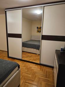 Ένα ή περισσότερα κρεβάτια σε δωμάτιο στο Milana centar