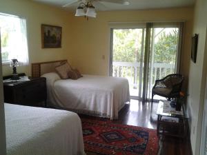מיטה או מיטות בחדר ב-Lava Tree Tropic Inn