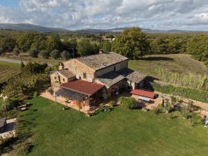 an overhead view of a large house in a field at Il casale di Sandra in Chiusi