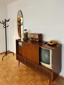 TV a/nebo společenská místnost v ubytování LOLLIPOP - metro to the opera 4 mins away