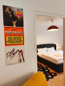 Postel nebo postele na pokoji v ubytování LOLLIPOP - metro to the opera 4 mins away