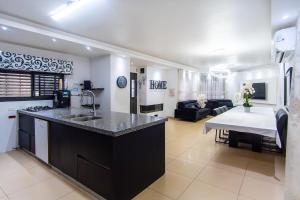 a kitchen with a sink and a living room at וילת האגם - וילה מושלמת למשפחות עם בריכה פרטית in Tiberias