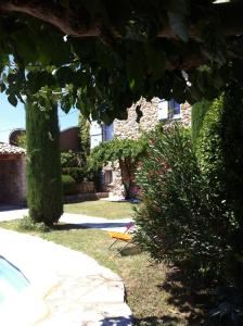 a yard with a house with a bush at La Grange in Cruis